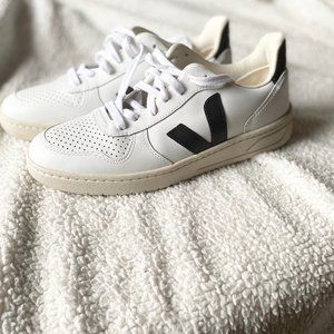 VEJA V-10 LEATHER LOW TOP WOMEN'S SNEAKER EXTRA WHITE/ BLACK SIZE 8 US